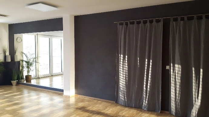 Ein modernes Studio mit anthrazit-farbigem Baumwollputz