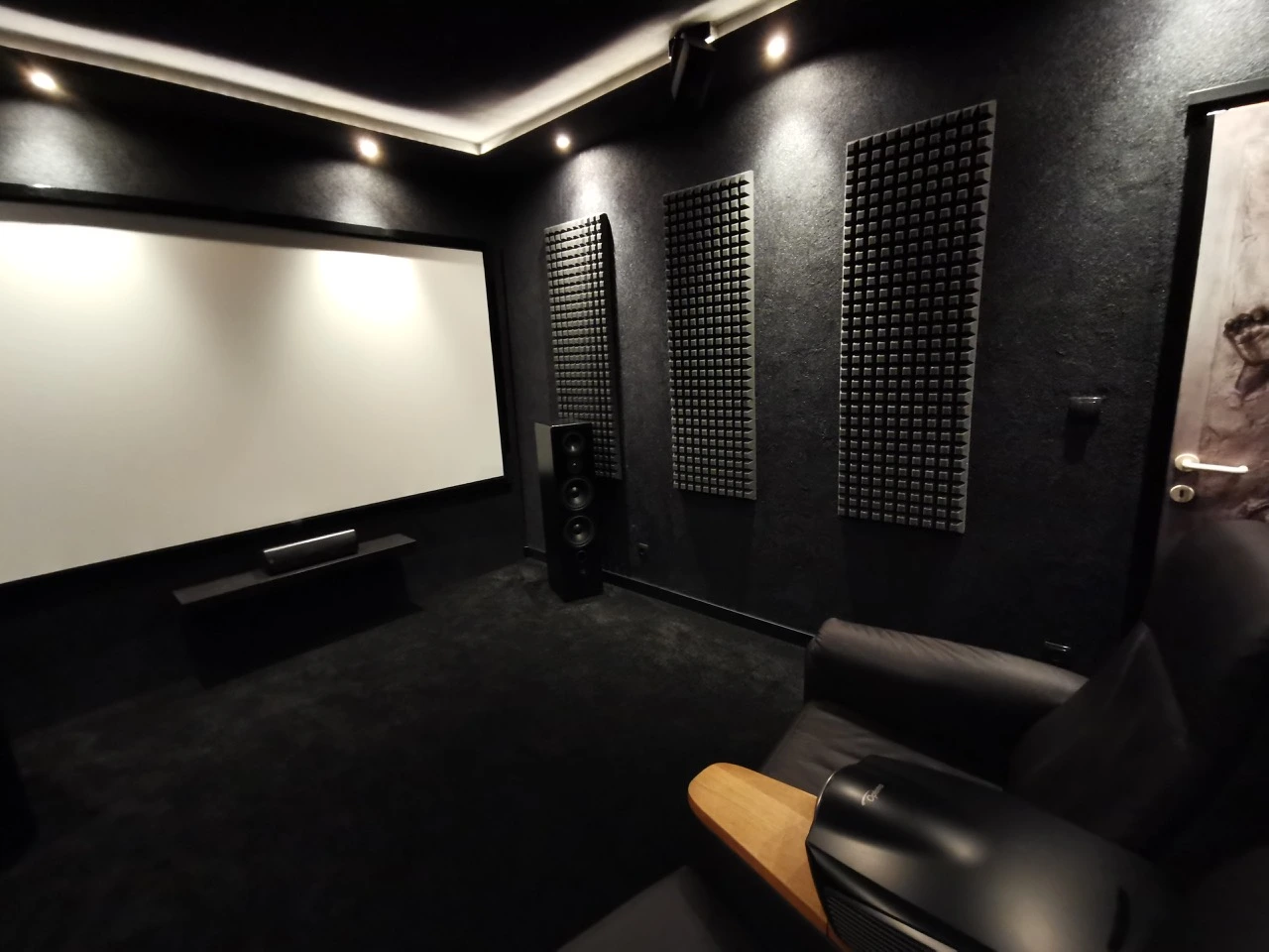 Ein Heimkino in welchem Baumwollputz als Alternative zur Raufaser genutzt wurde mit überzeugendem Ergebnis