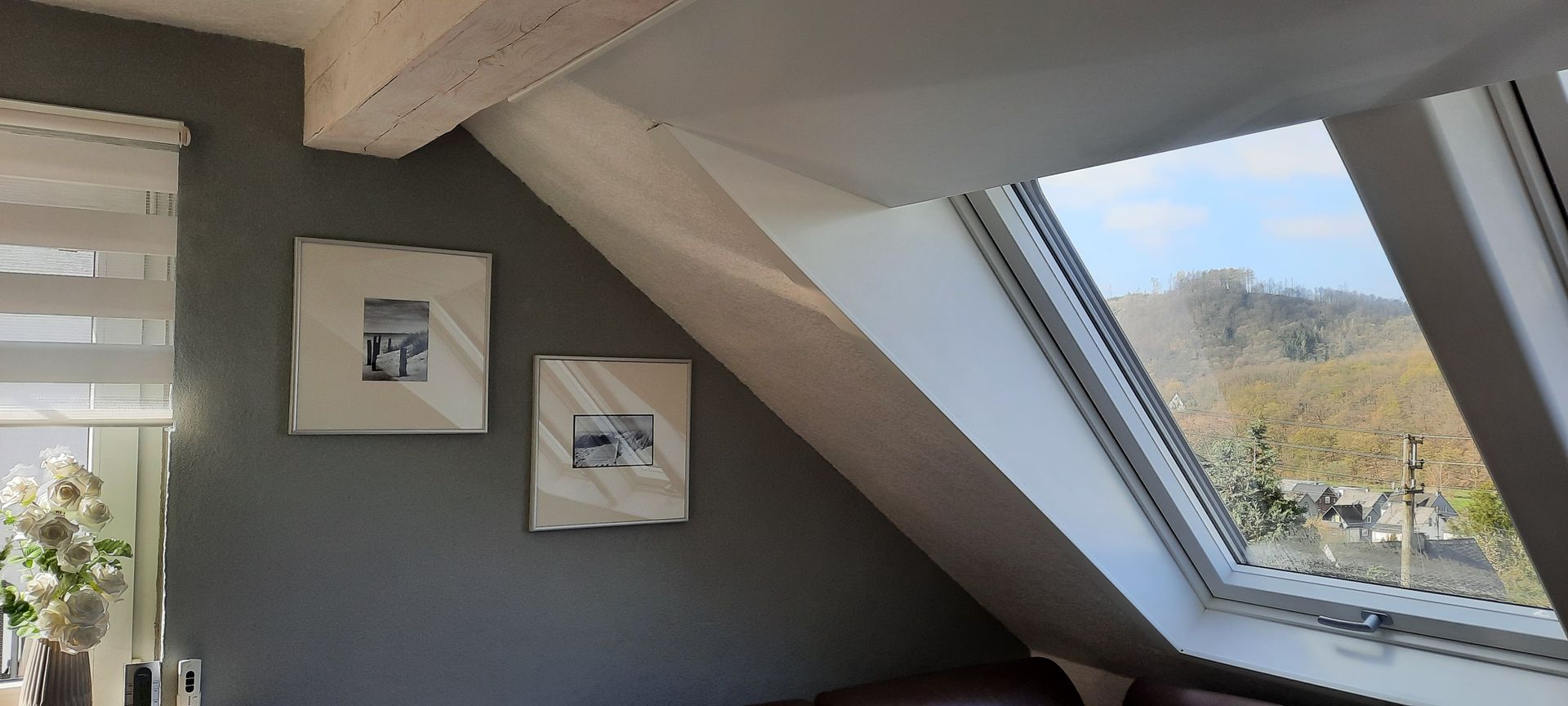 Ein Dachgeschoss welches mit Baumwolltapete ausgekleidet wurde