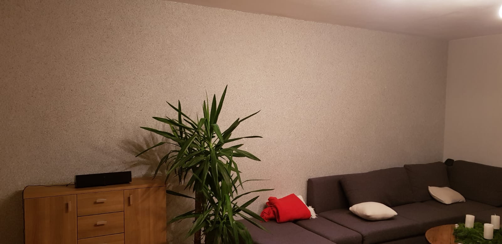 Ein Wohnizmmer wo mit Baumwollputz Wohnklima verbessert wurde