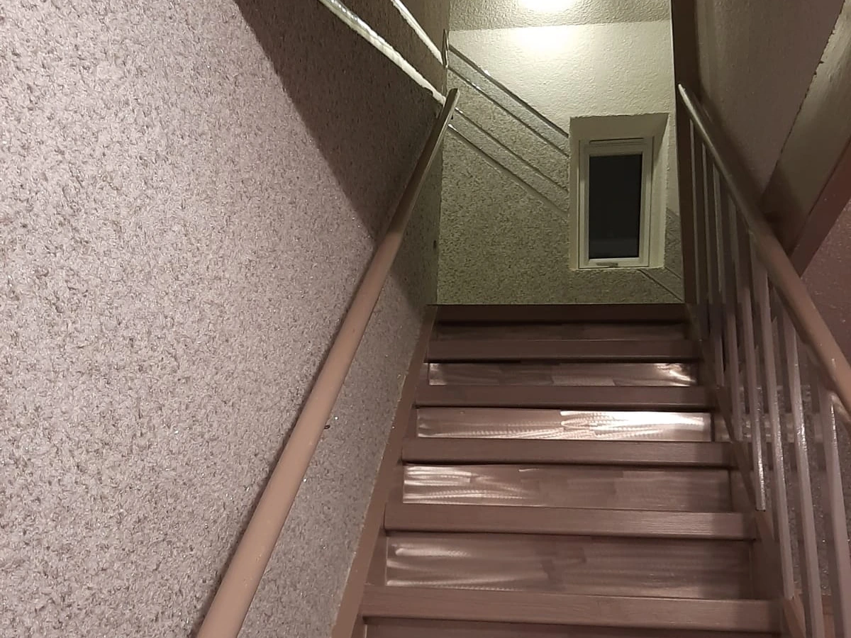 Ein Treppenhaus mit der Flüssigtapete Deluxe 33