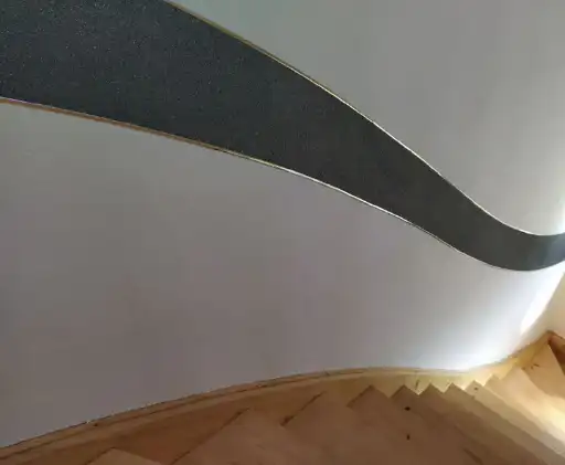 Eine Treppe an der Baumwollputz durch einen wellenförmigen Streifen eines anderen Dekores getrennt wurde