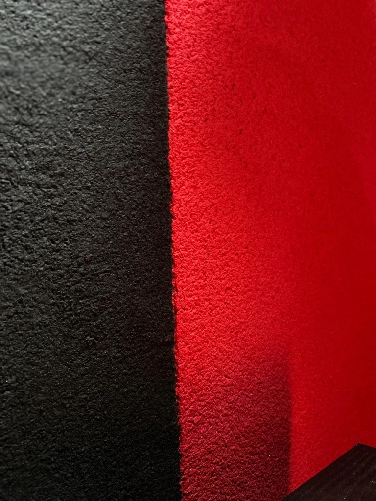 Baumwollputz statt selbstklebender Tapete im Heimkino eines Kunden